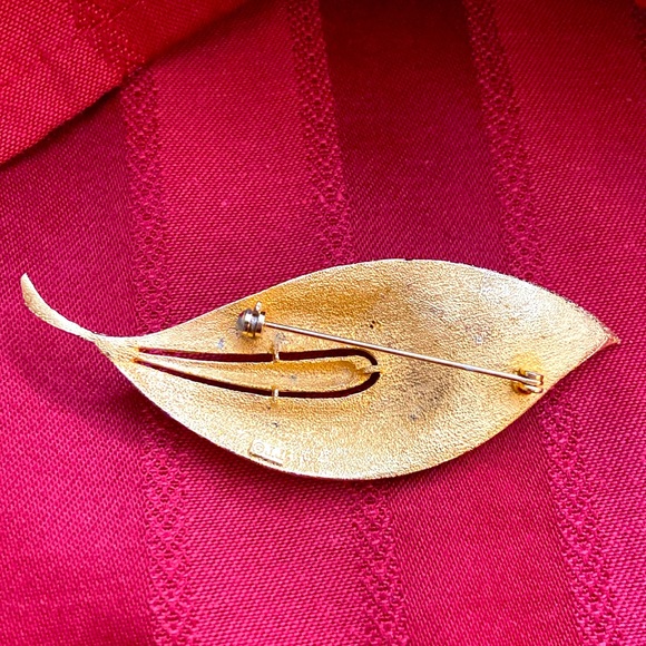 Vintage JJ Gold Toned Leaf Broach - Picture 3 of 5